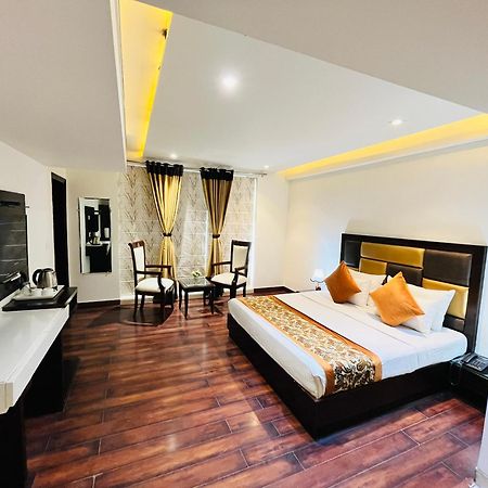 Hotel Aura Ip Grand Karkardooma Metro Station New Delhi Couple Friendly エクステリア 写真