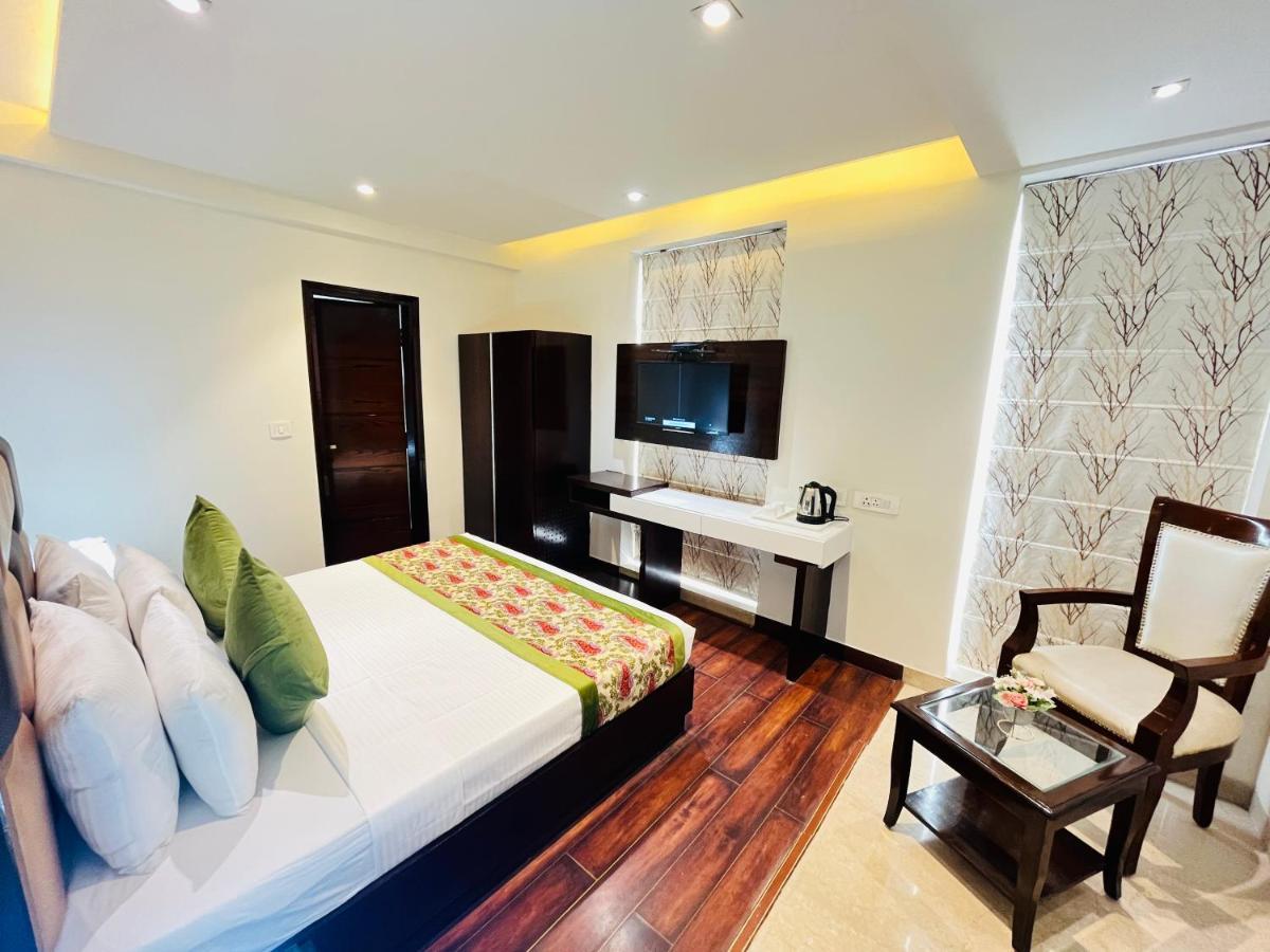 Hotel Aura Ip Grand Karkardooma Metro Station New Delhi Couple Friendly エクステリア 写真