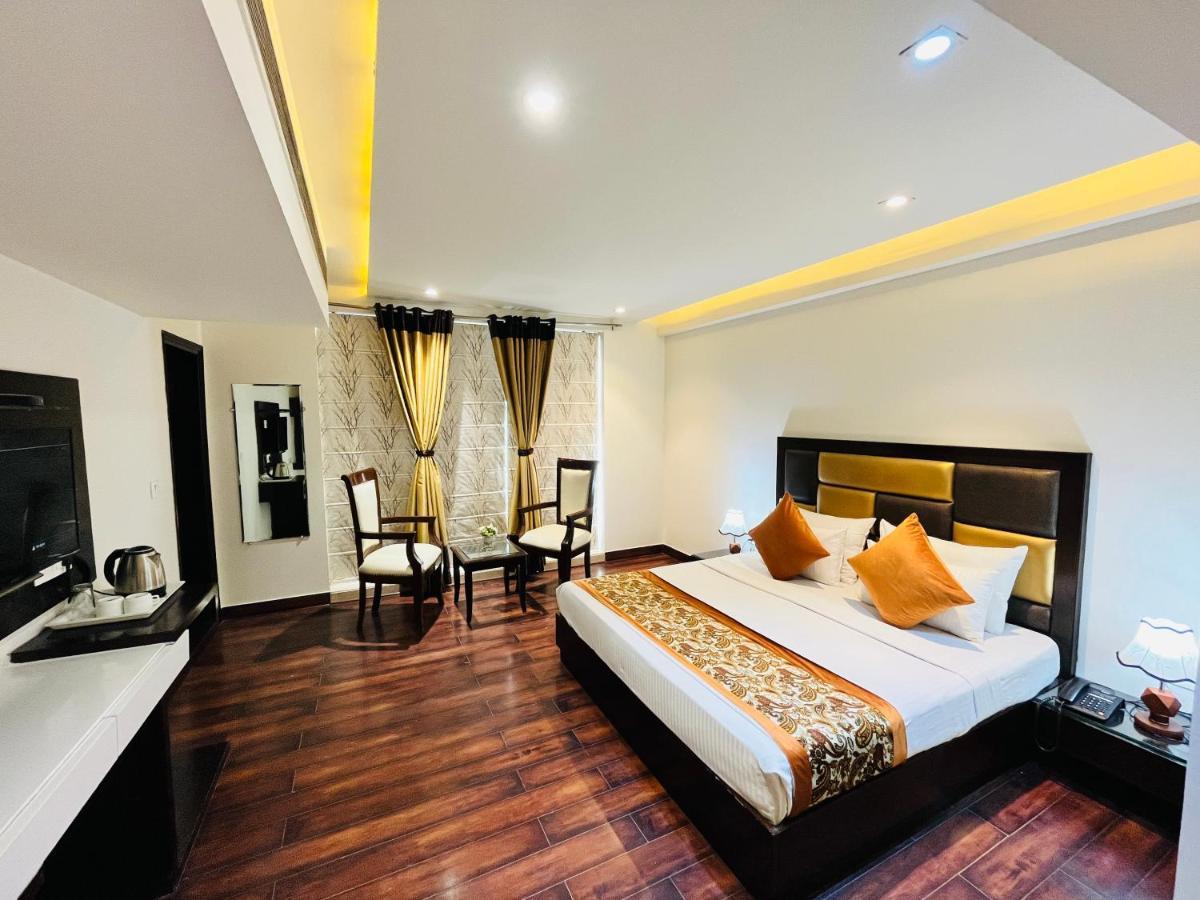 Hotel Aura Ip Grand Karkardooma Metro Station New Delhi Couple Friendly エクステリア 写真
