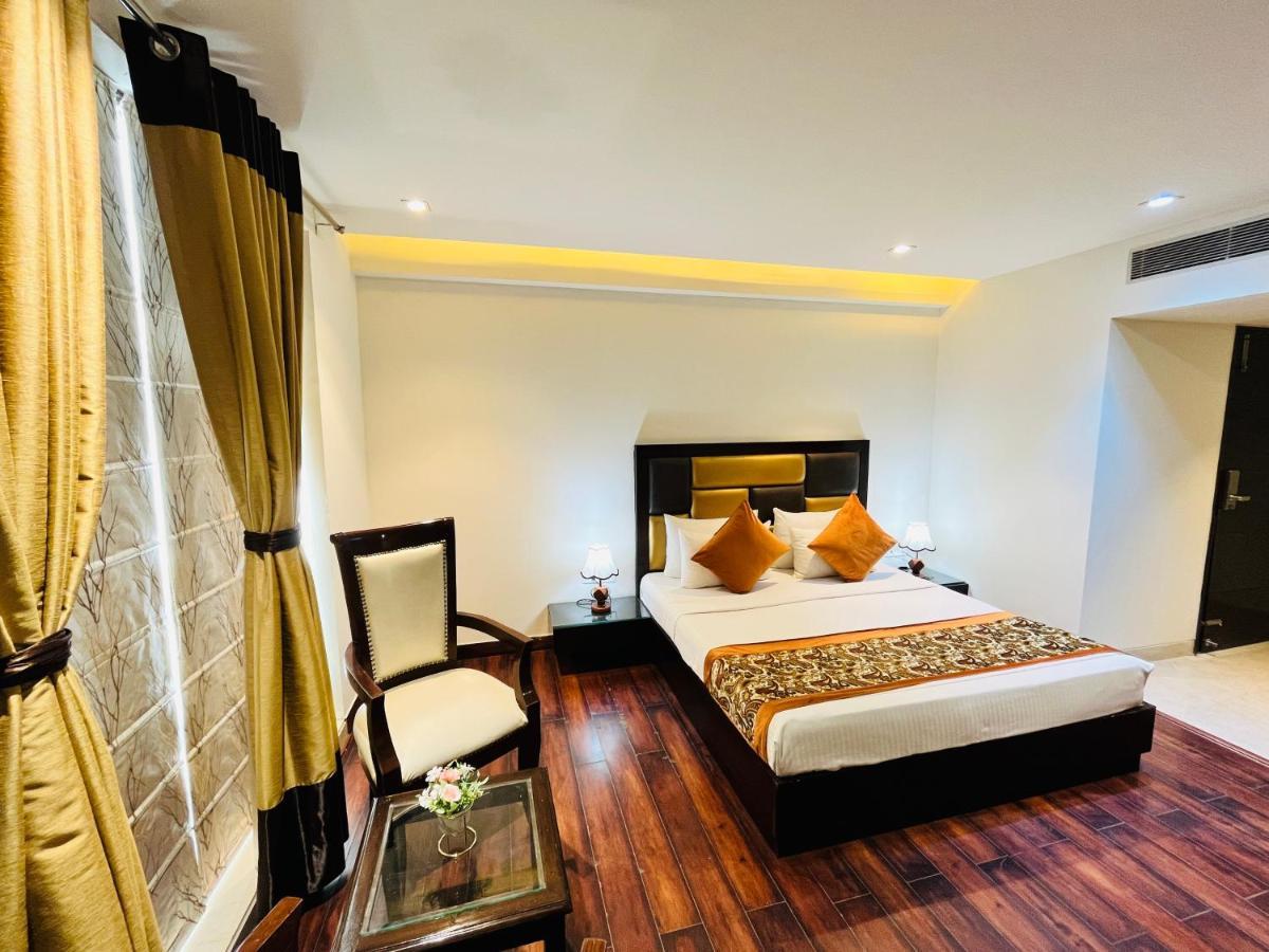 Hotel Aura Ip Grand Karkardooma Metro Station New Delhi Couple Friendly エクステリア 写真