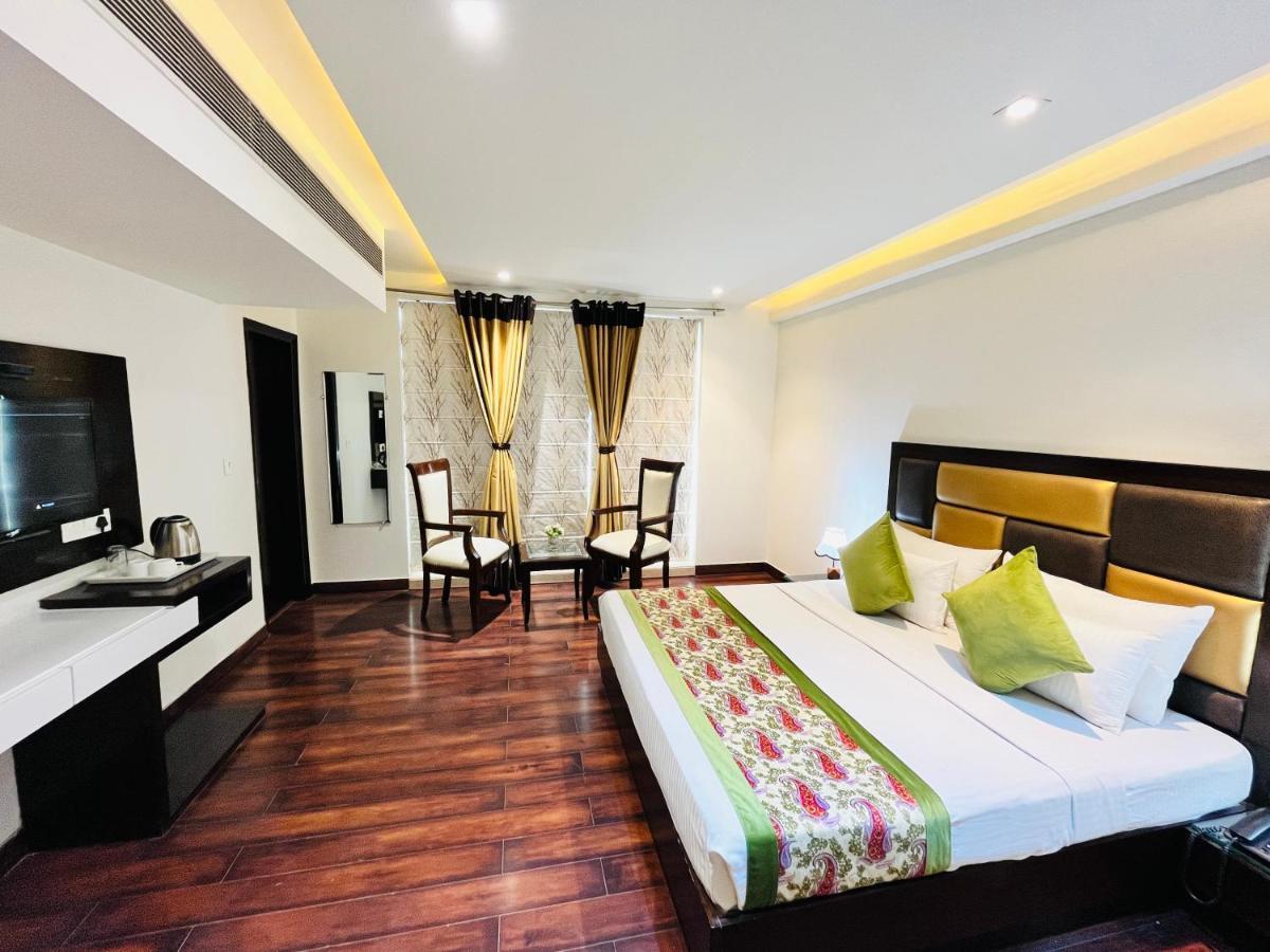 Hotel Aura Ip Grand Karkardooma Metro Station New Delhi Couple Friendly エクステリア 写真