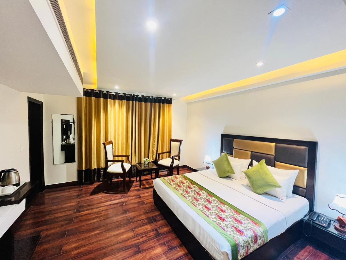 Hotel Aura Ip Grand Karkardooma Metro Station New Delhi Couple Friendly エクステリア 写真