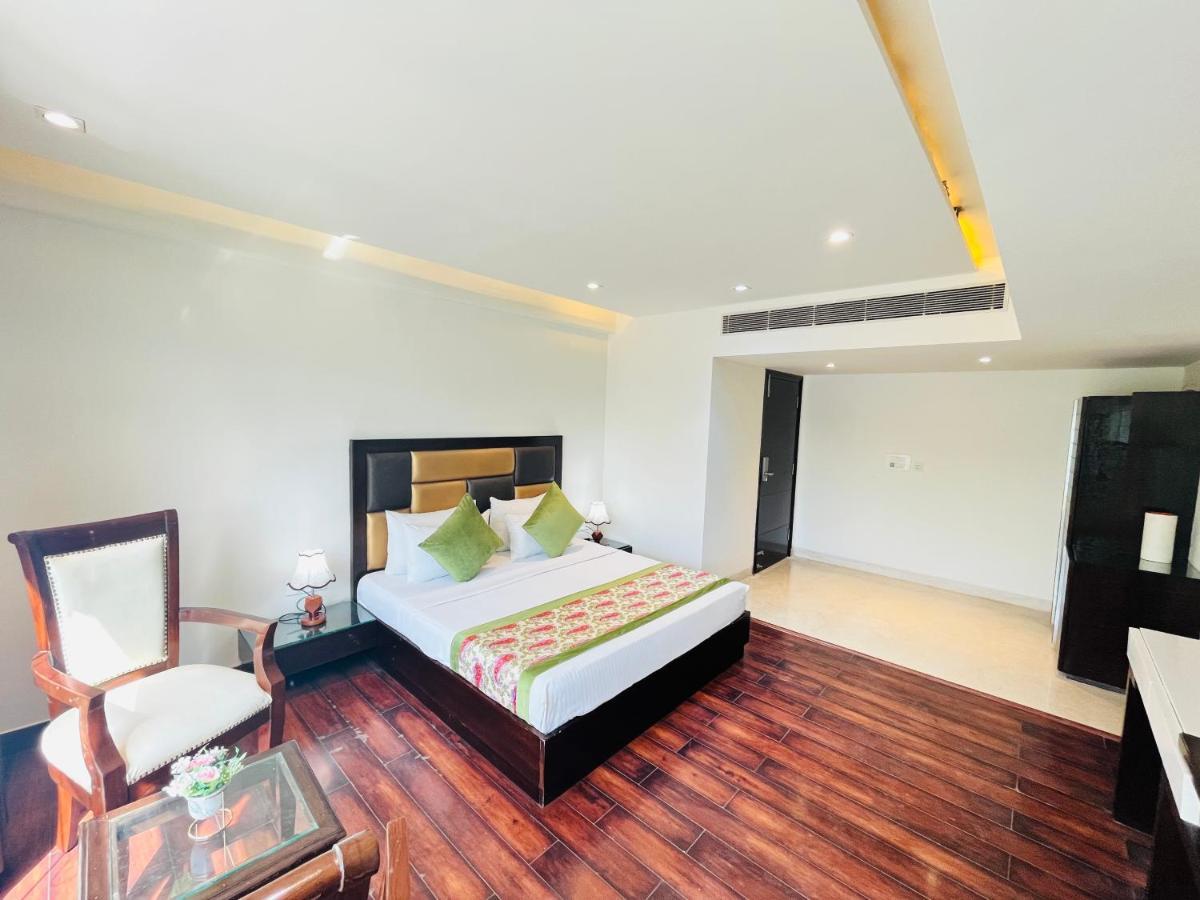 Hotel Aura Ip Grand Karkardooma Metro Station New Delhi Couple Friendly エクステリア 写真