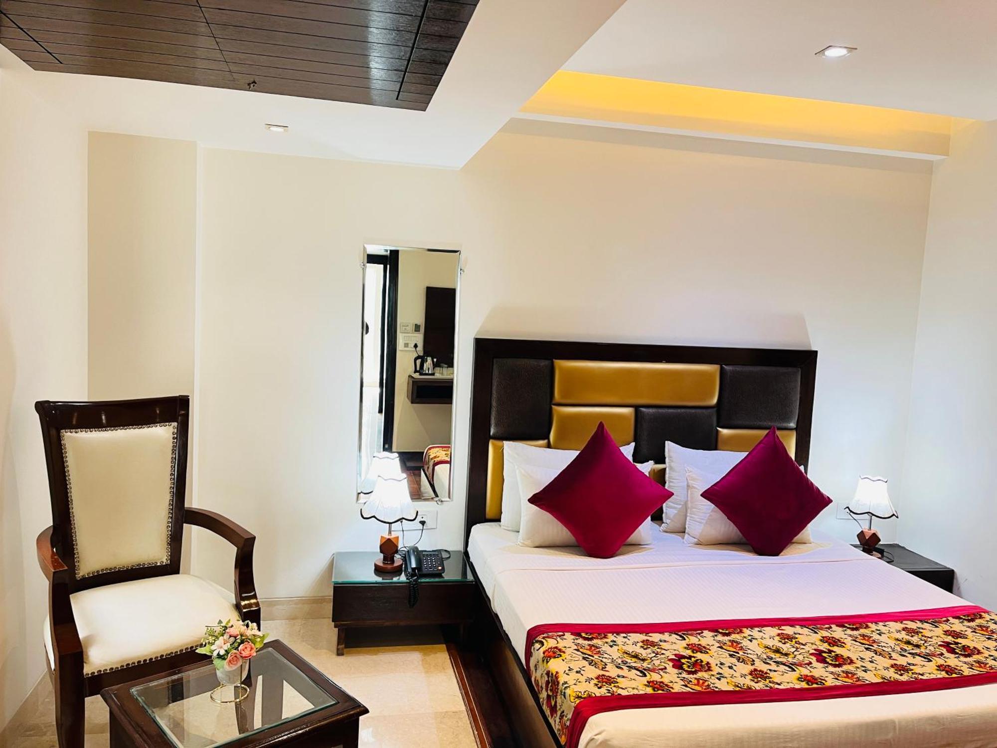 Hotel Aura Ip Grand Karkardooma Metro Station New Delhi Couple Friendly エクステリア 写真