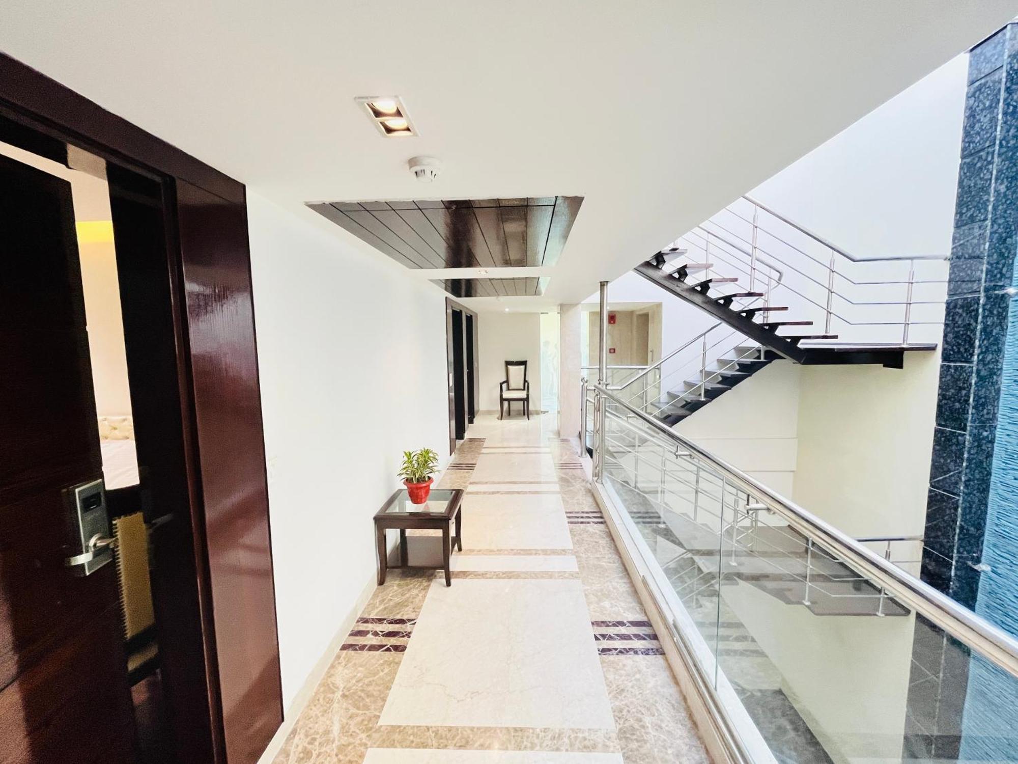 Hotel Aura Ip Grand Karkardooma Metro Station New Delhi Couple Friendly エクステリア 写真