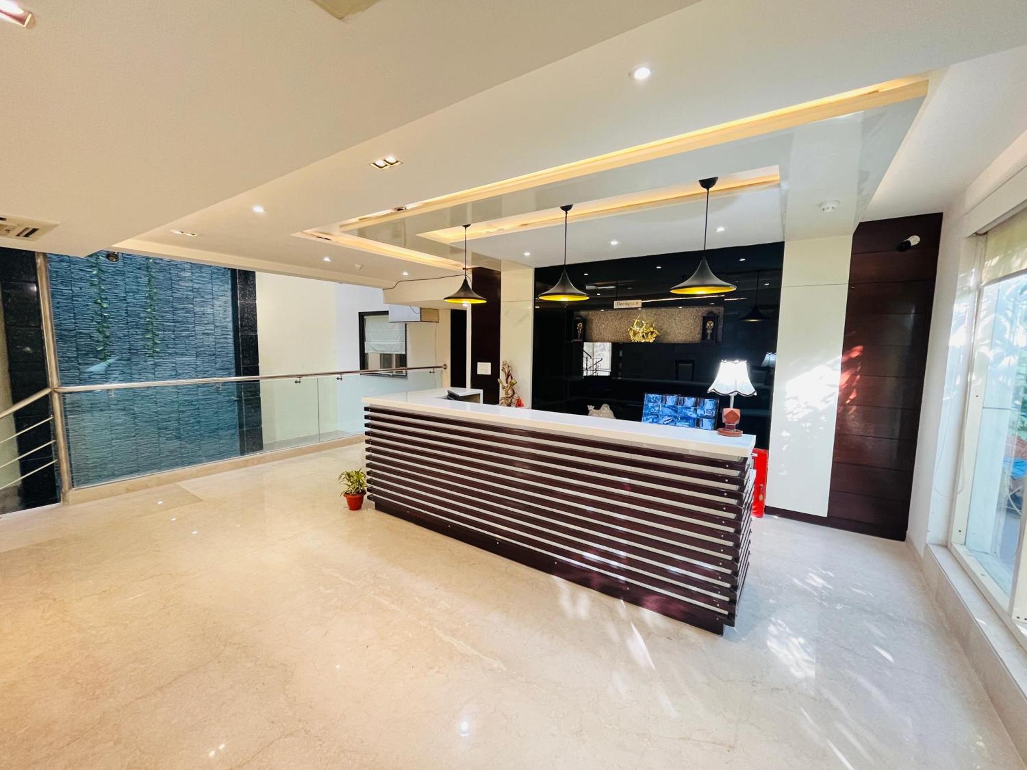 Hotel Aura Ip Grand Karkardooma Metro Station New Delhi Couple Friendly エクステリア 写真