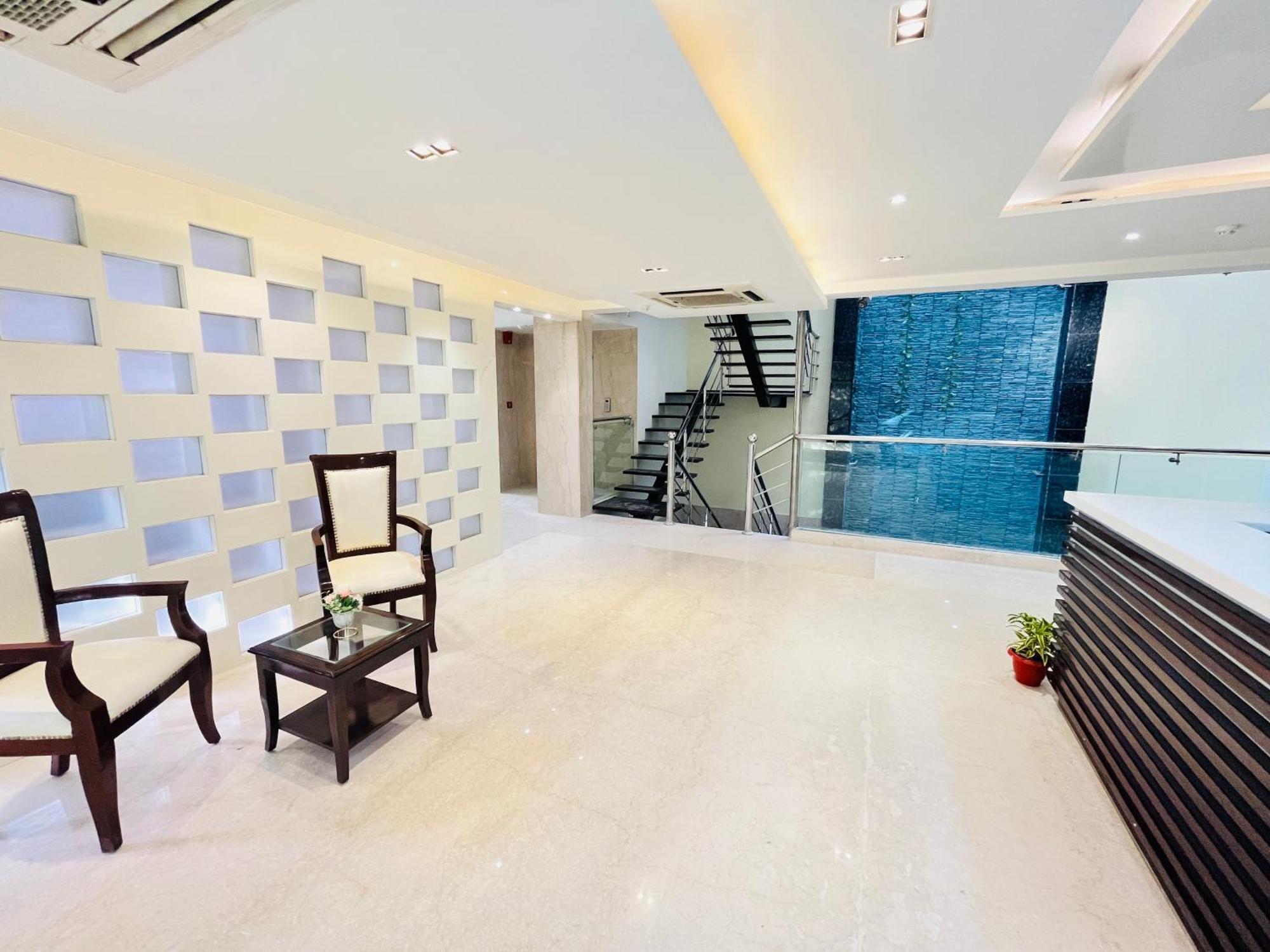 Hotel Aura Ip Grand Karkardooma Metro Station New Delhi Couple Friendly エクステリア 写真