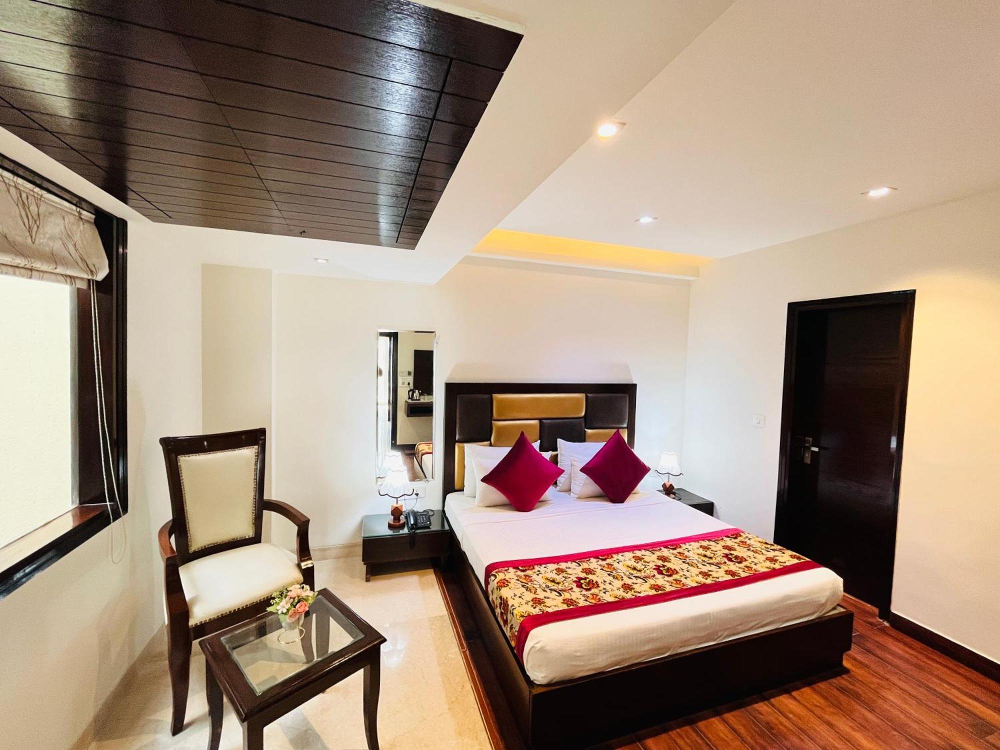 Hotel Aura Ip Grand Karkardooma Metro Station New Delhi Couple Friendly エクステリア 写真