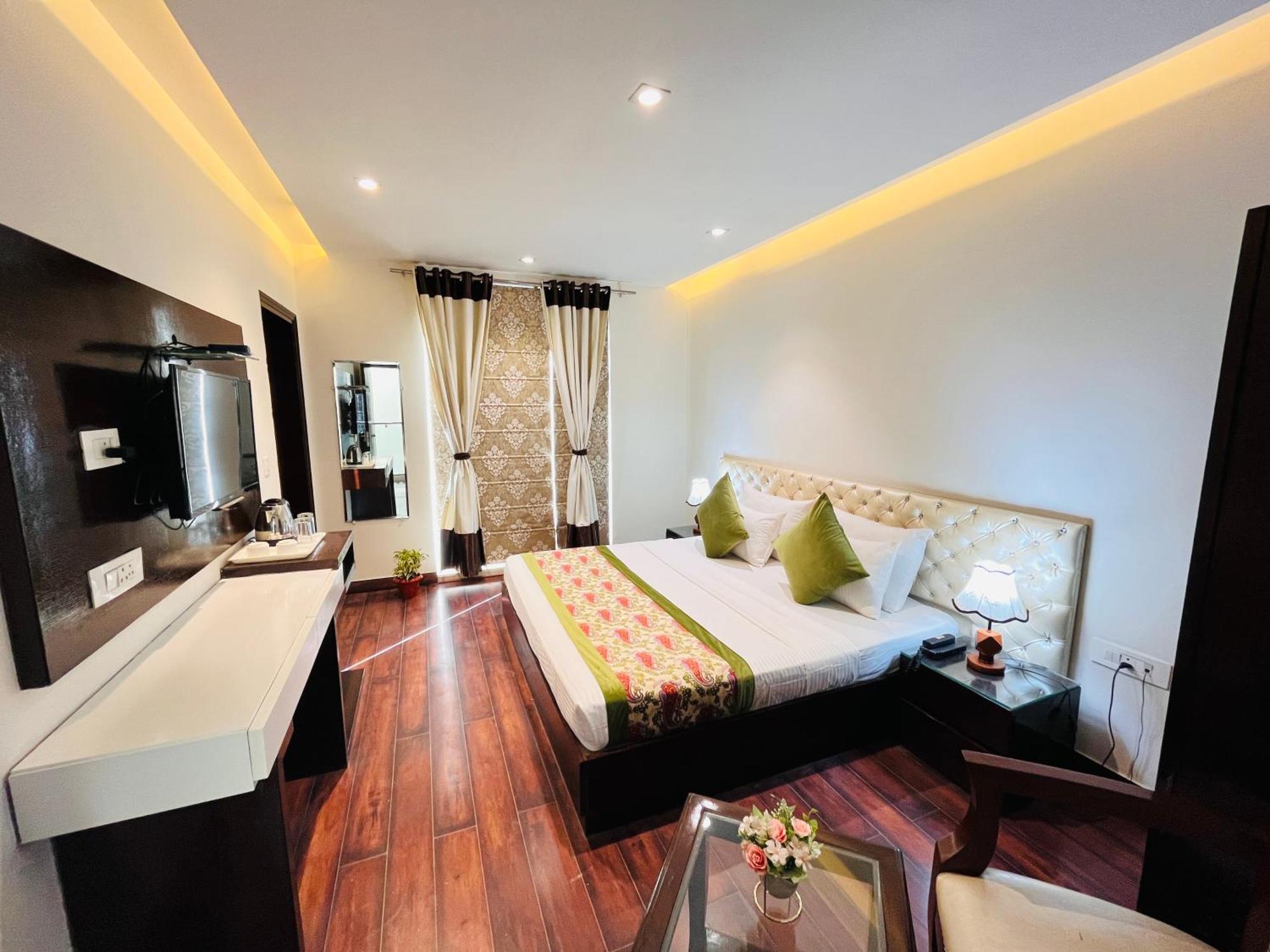 Hotel Aura Ip Grand Karkardooma Metro Station New Delhi Couple Friendly エクステリア 写真