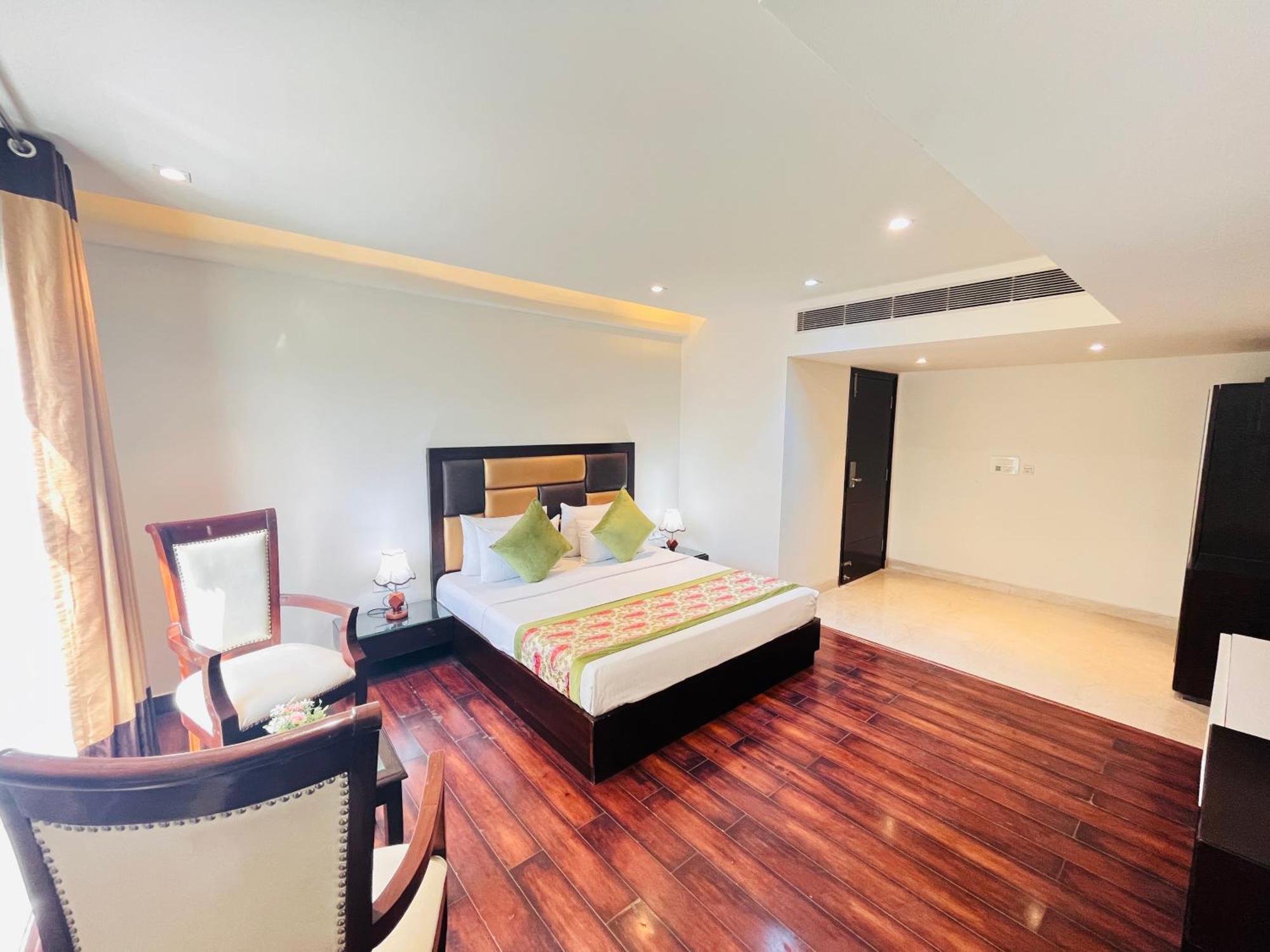 Hotel Aura Ip Grand Karkardooma Metro Station New Delhi Couple Friendly エクステリア 写真