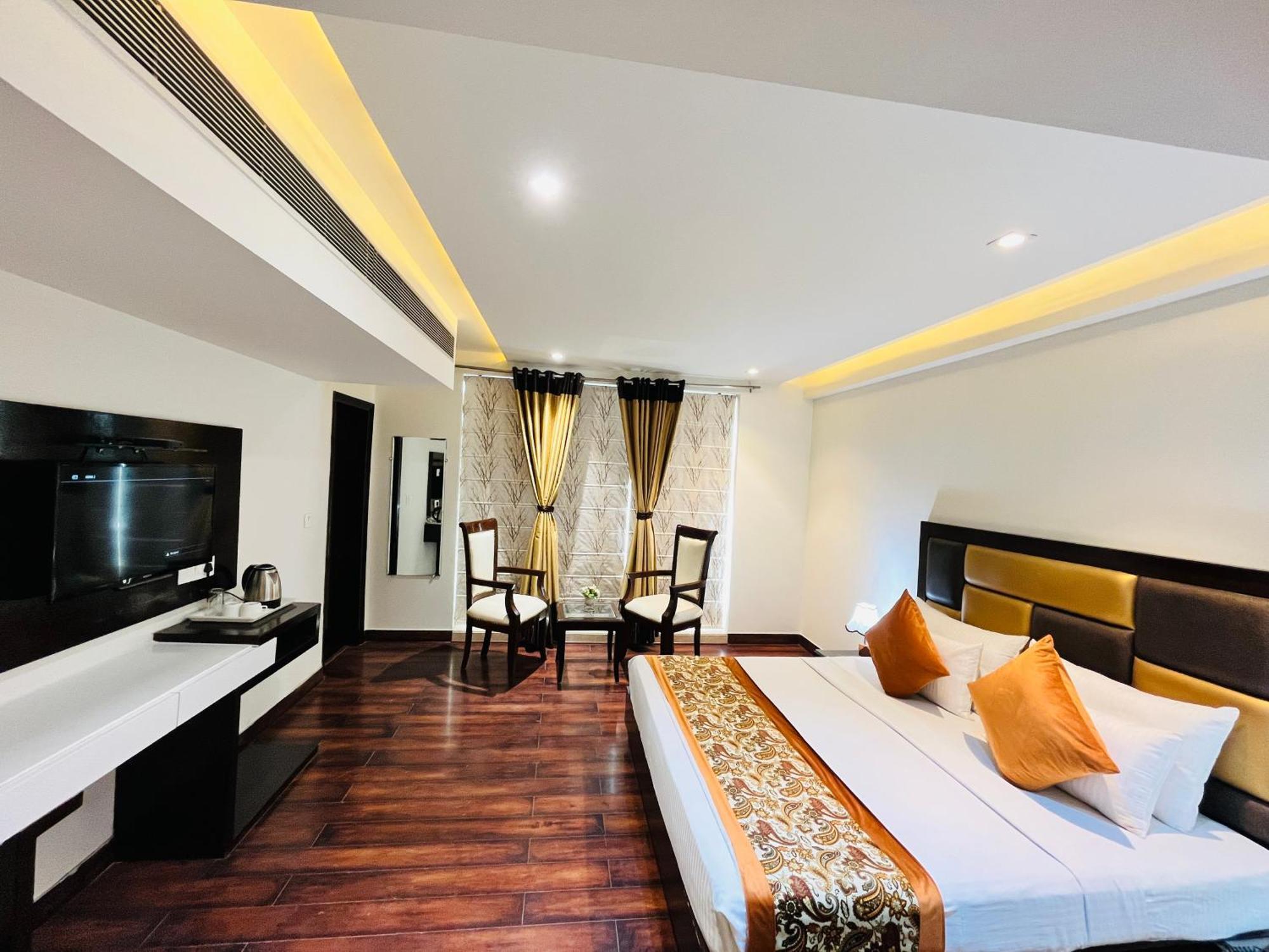 Hotel Aura Ip Grand Karkardooma Metro Station New Delhi Couple Friendly エクステリア 写真