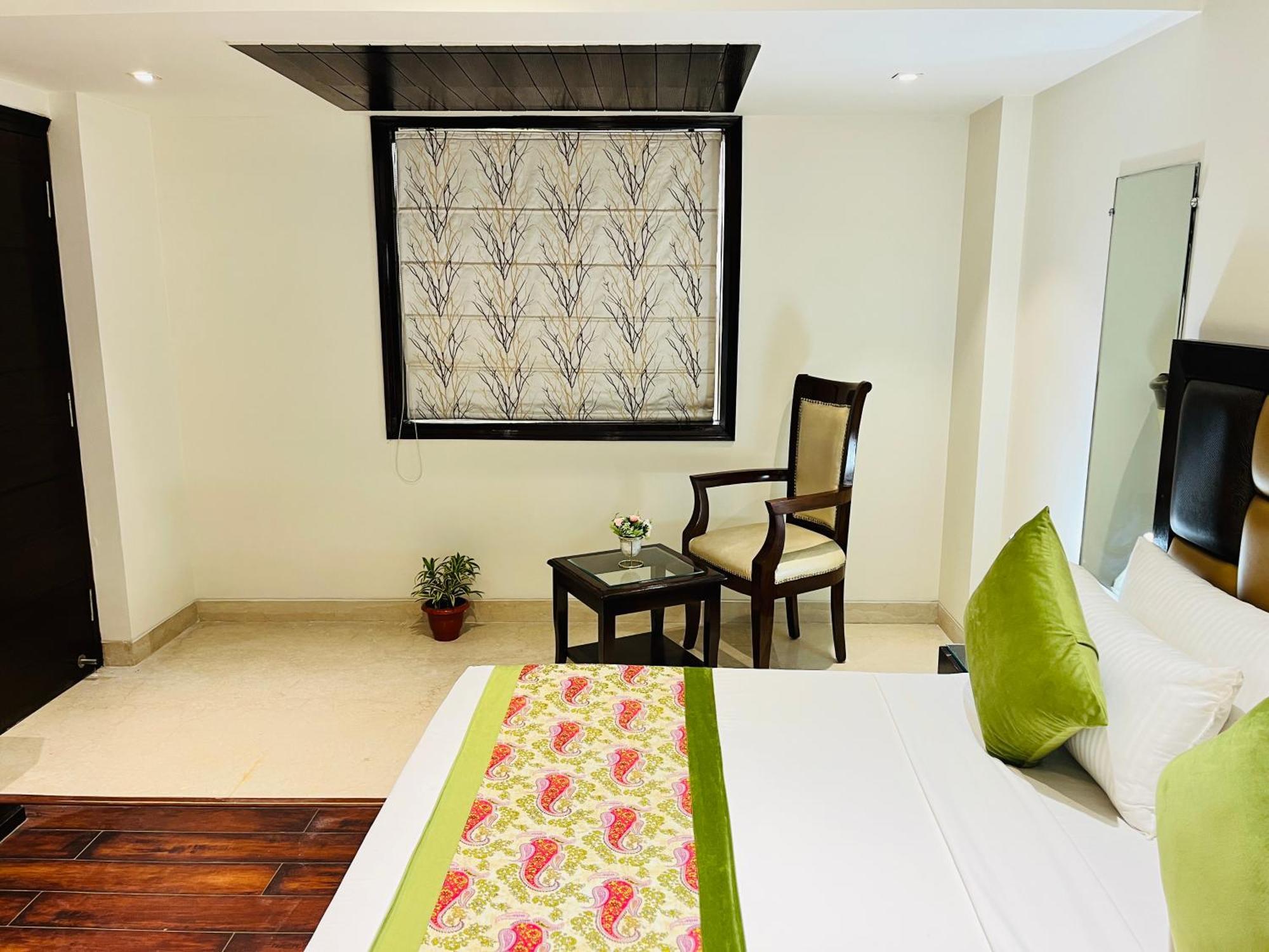 Hotel Aura Ip Grand Karkardooma Metro Station New Delhi Couple Friendly エクステリア 写真
