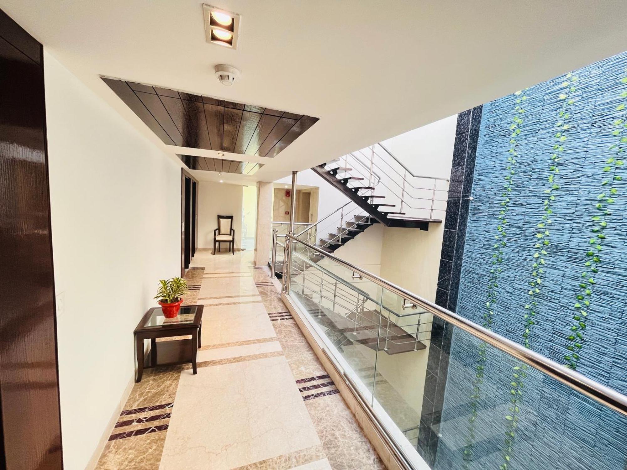 Hotel Aura Ip Grand Karkardooma Metro Station New Delhi Couple Friendly エクステリア 写真
